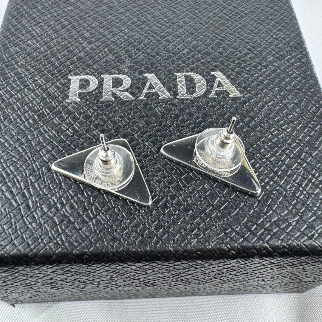 PRADA ロゴ入り三角形ピアス ブラック