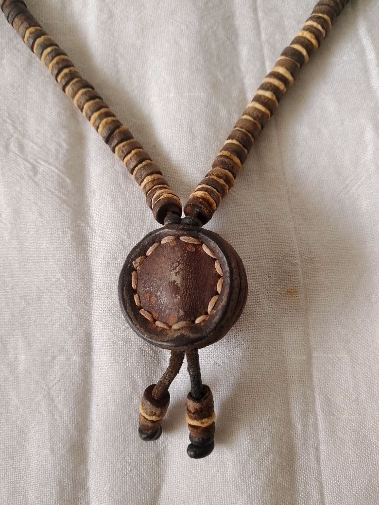 ナミビア Small Worldのレザーネックレスやや傷や汚れあり NEXPOTALLINN_EU