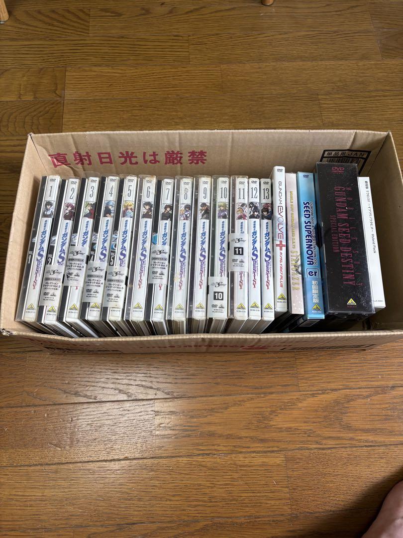 ガンダムシリーズ DVD 全13巻セット　他おまけ付き