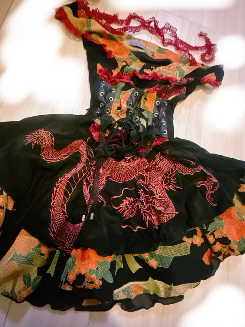 QutieFrash オフショルダー ドラゴン柄コルセット付ワンピースFREE SIZE・QutieFrash