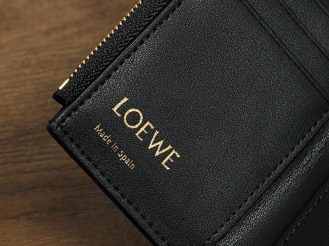 《美品》大人気? LOEWE ロエベ アナグラム エンボス 三つ折り財布