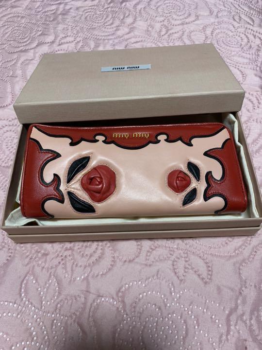 最新作大人気 MIUMIU 薔薇 未使用 QUrgY-m10401633059 ウォレット 在庫HOT