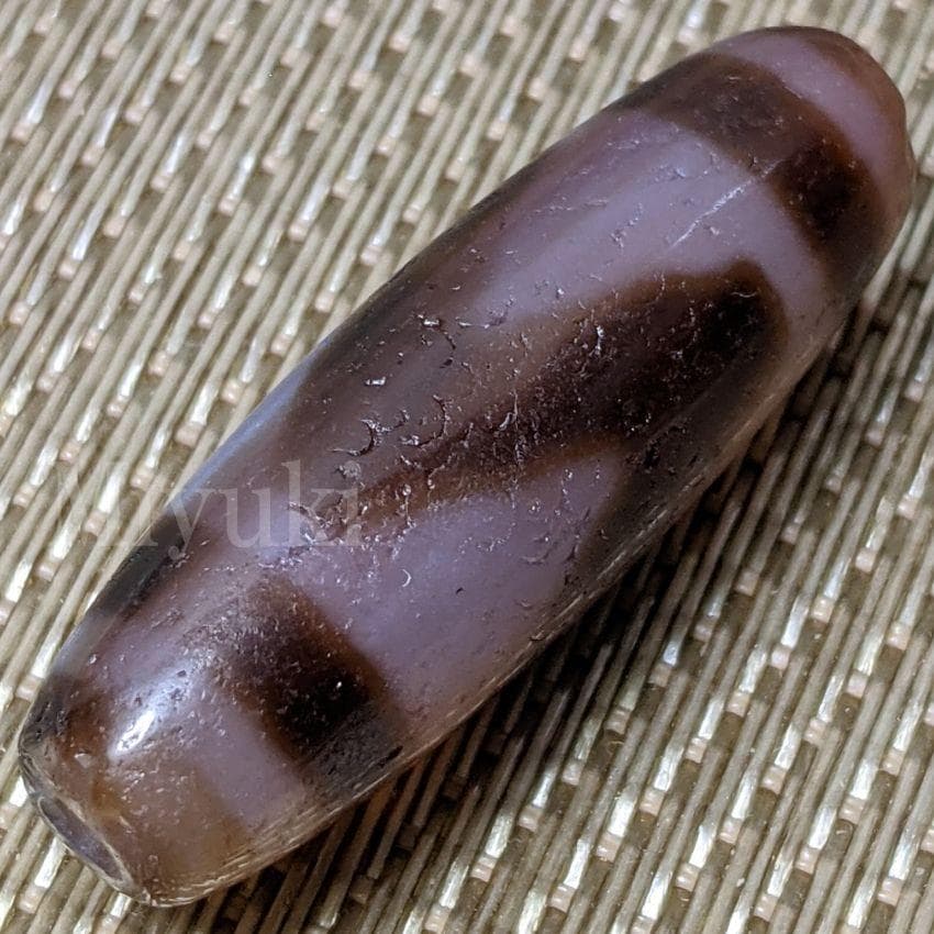 08135 馬蹄痕 虎牙天珠 流水紋天珠 36x11mm 風化紋 馬蹄痕 朱砂