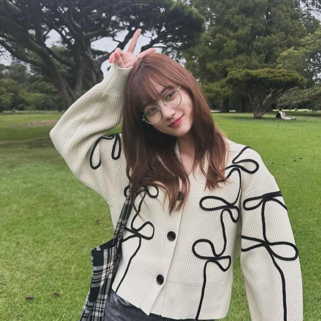 アダムエロペ　カーディガン　乃木坂46山下美月着用