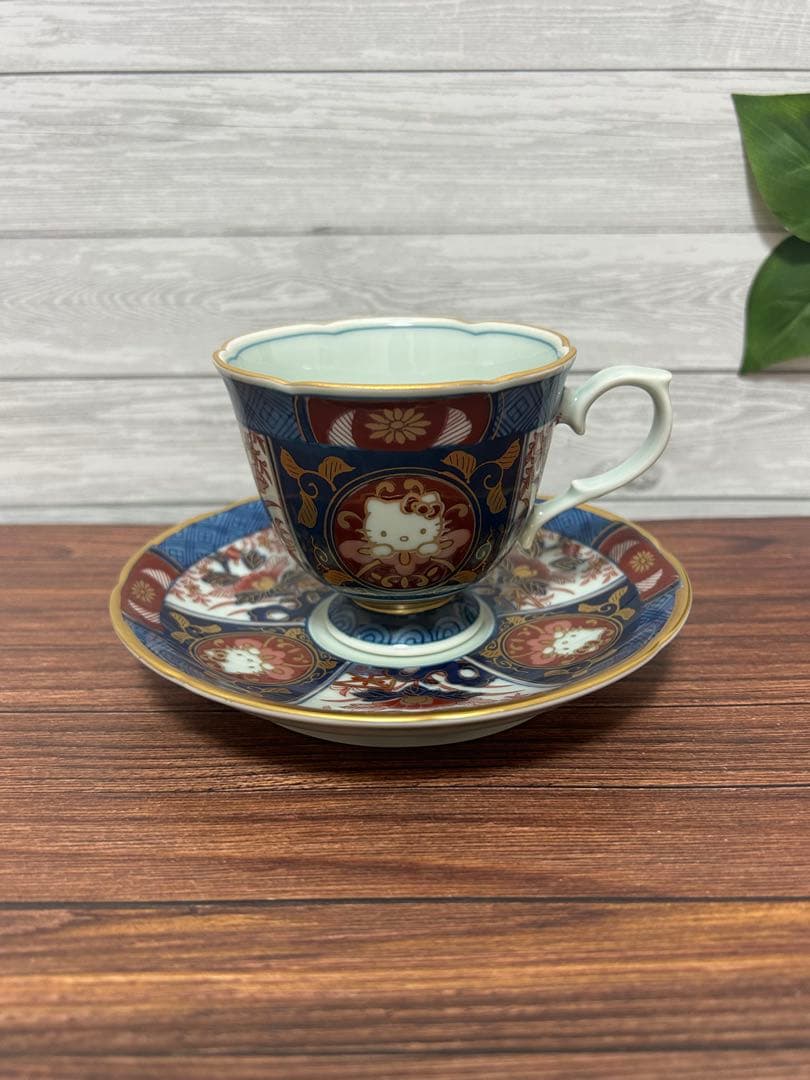 有田焼　ハローキティ　古伊万里柄金彩牡丹 コーヒーカップ＆ソーサー