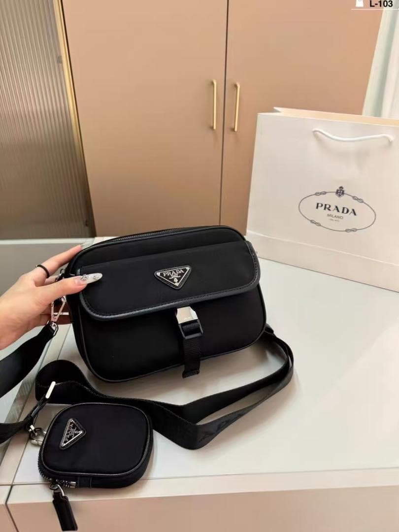 PRADA スムースレザー ショルダーバッグ ブラック