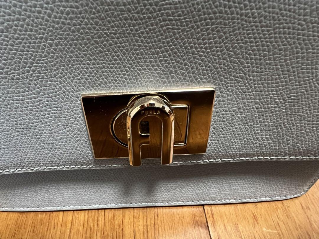 【安心鑑定付】FURLA ライトブルー チェーンショルダーバッグ　水色　美品 安心鑑定付】FURLA ライトブルー チェーンショルダーバッグ 水色