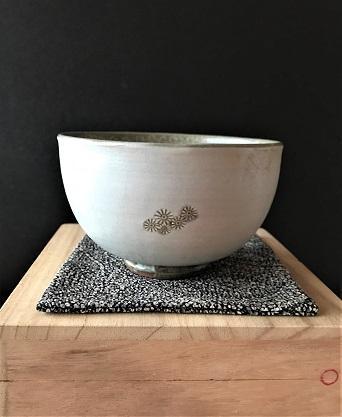 3053 高麗青磁 海晴窯 鄭正黙作 粉青菊花紋 茶碗 茶具 茶道 3053 高麗青磁 海晴窯 鄭正黙作 粉青菊花紋 茶碗 茶具 茶道