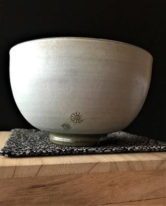 3053 高麗青磁 海晴窯 鄭正黙作 粉青菊花紋 茶碗 茶具 茶道 3053 高麗青磁 海晴窯 鄭正黙作 粉青菊花紋 茶碗 茶具 茶道