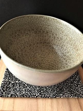 3053 高麗青磁 海晴窯 鄭正黙作 粉青菊花紋 茶碗 茶具 茶道 3053 高麗青磁 海晴窯 鄭正黙作 粉青菊花紋 茶碗 茶具 茶道