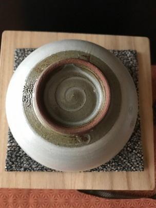 3053 高麗青磁 海晴窯 鄭正黙作 粉青菊花紋 茶碗 茶具 茶道 海青堂窯 鄭正黙 菊絵茶碗 共箱 高麗青磁 高麗茶碗 抹茶碗 抹茶