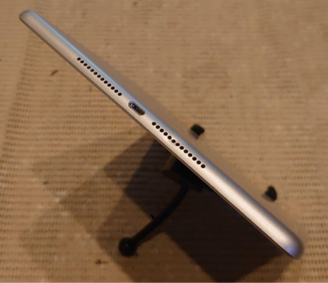 完動品iPad第5世代(A1822)本体128GBシルバー送料込AHLFF