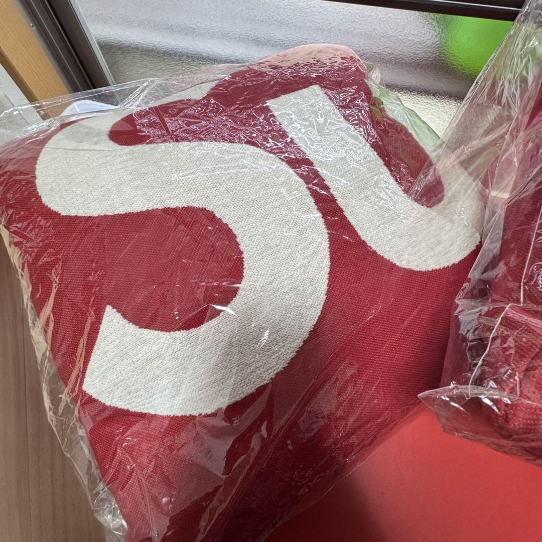 Supreme ロゴ入りレッドクッション 3個セット