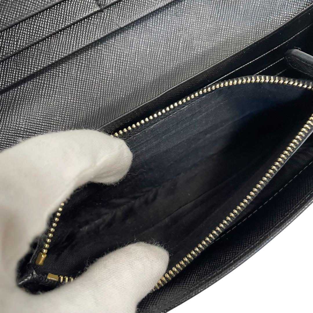 【美品】　PRADA プラダ　二つ折り長財布　金ロゴ レザー 黒　ブラック
