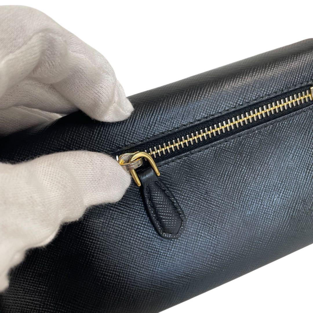 【美品】　PRADA プラダ　二つ折り長財布　金ロゴ レザー 黒　ブラック