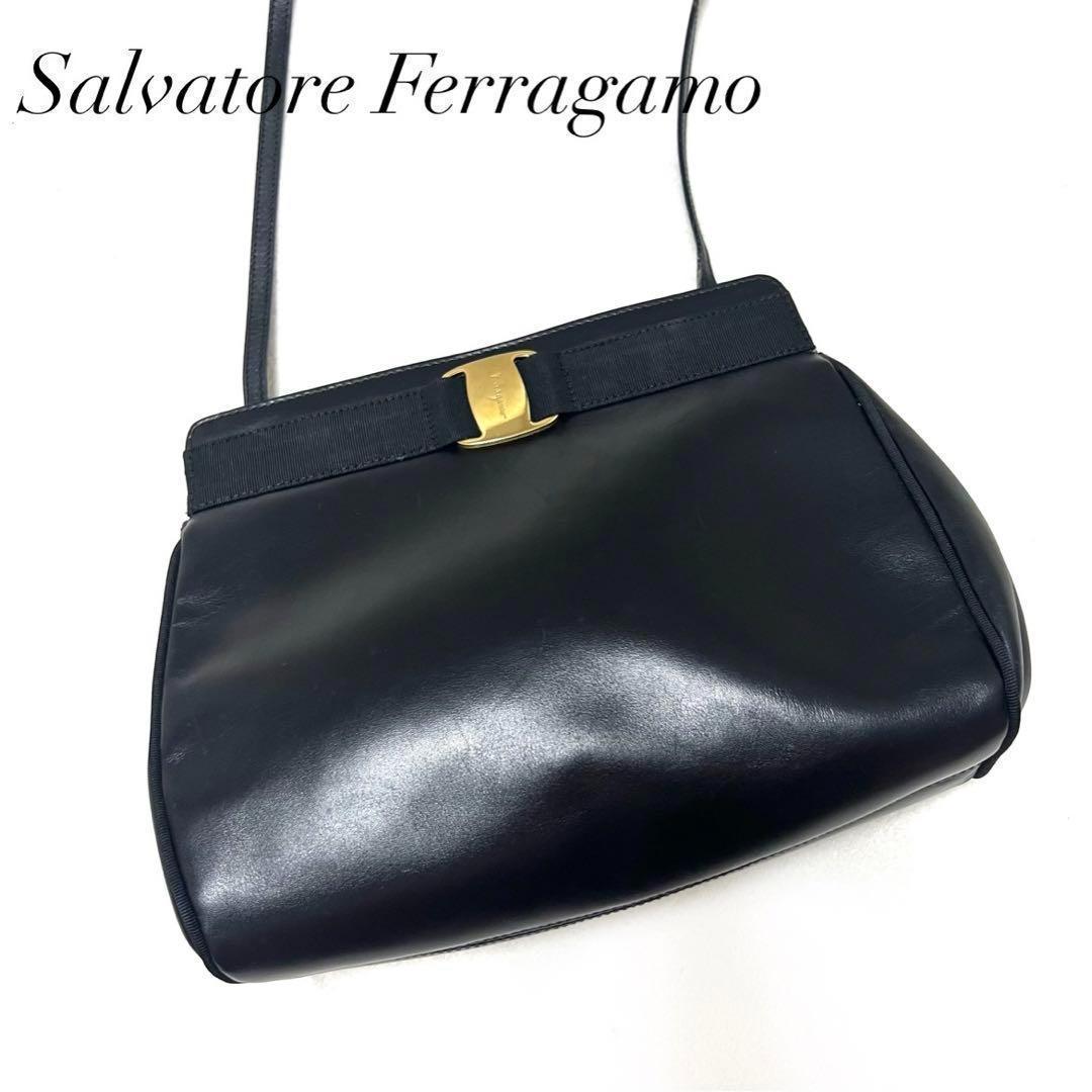 【セール中✨】フェラガモ ショルダーバッグ レザー ヴァラ スカート スキニー