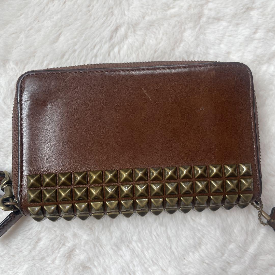 COACH スタッズ付き二つ折り財布 - メルカリ