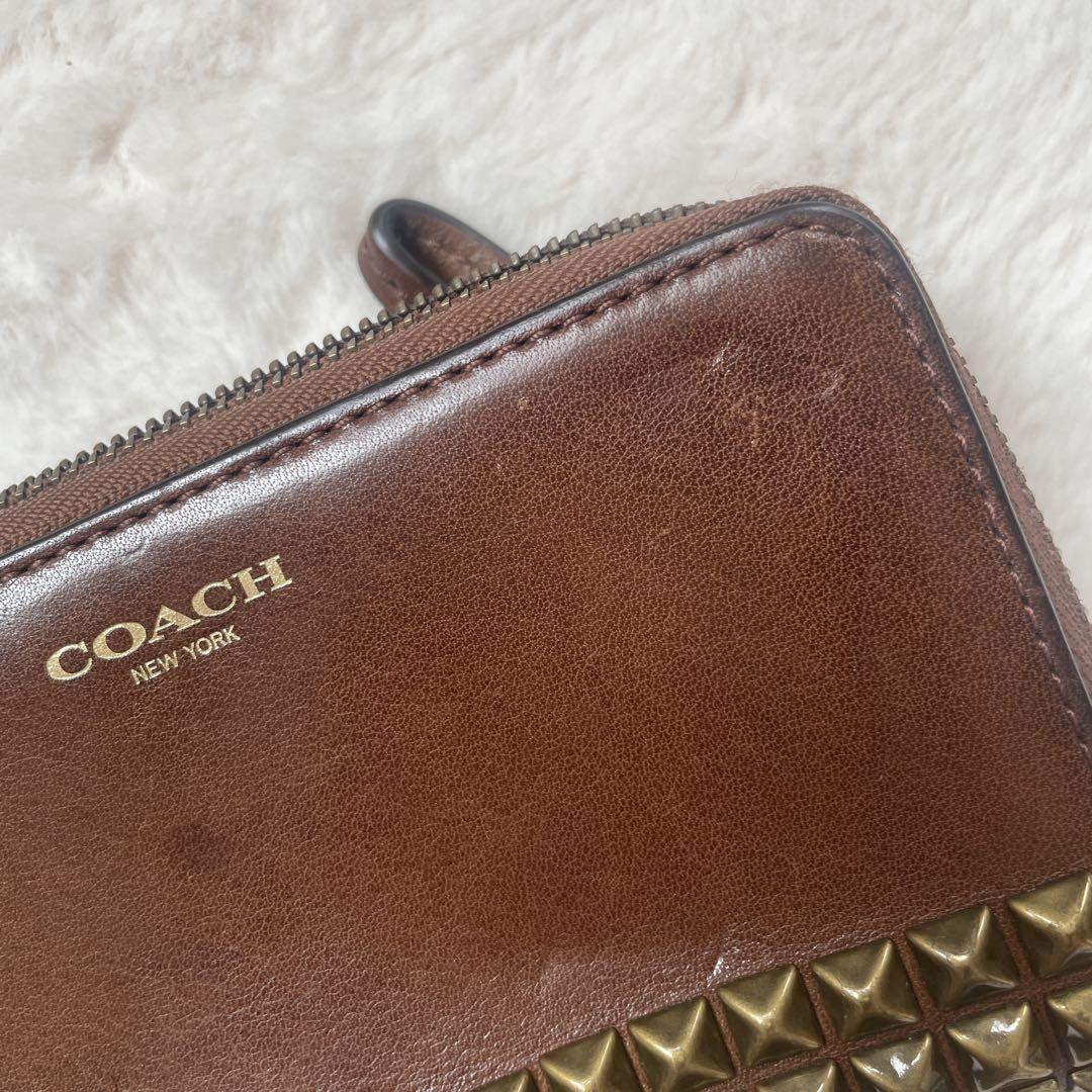 スーツ特別割引クーポン COACH スタッズ付き二つ折り財布 - メルカリ 小物