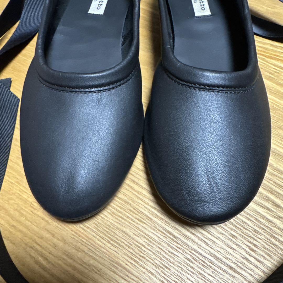 黒 リボン付きバレエシューズ