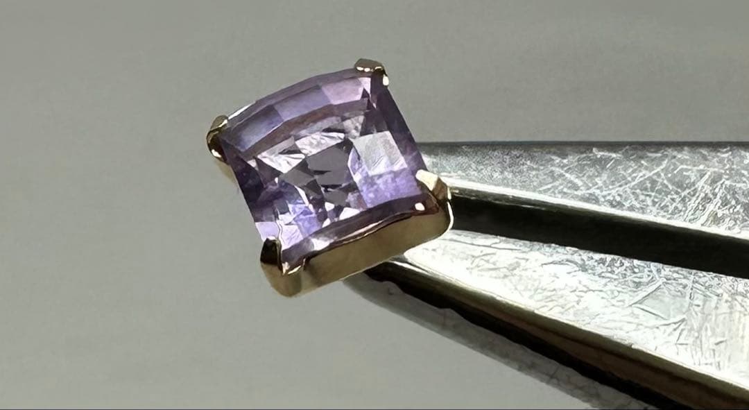 【K18】4角のピアスにライトアメジストを使用!チェスカットがキラキラ輝きます。 【K18】4角のピアスにライトアメジストを使用!チェスカットがキラキラ輝きます。