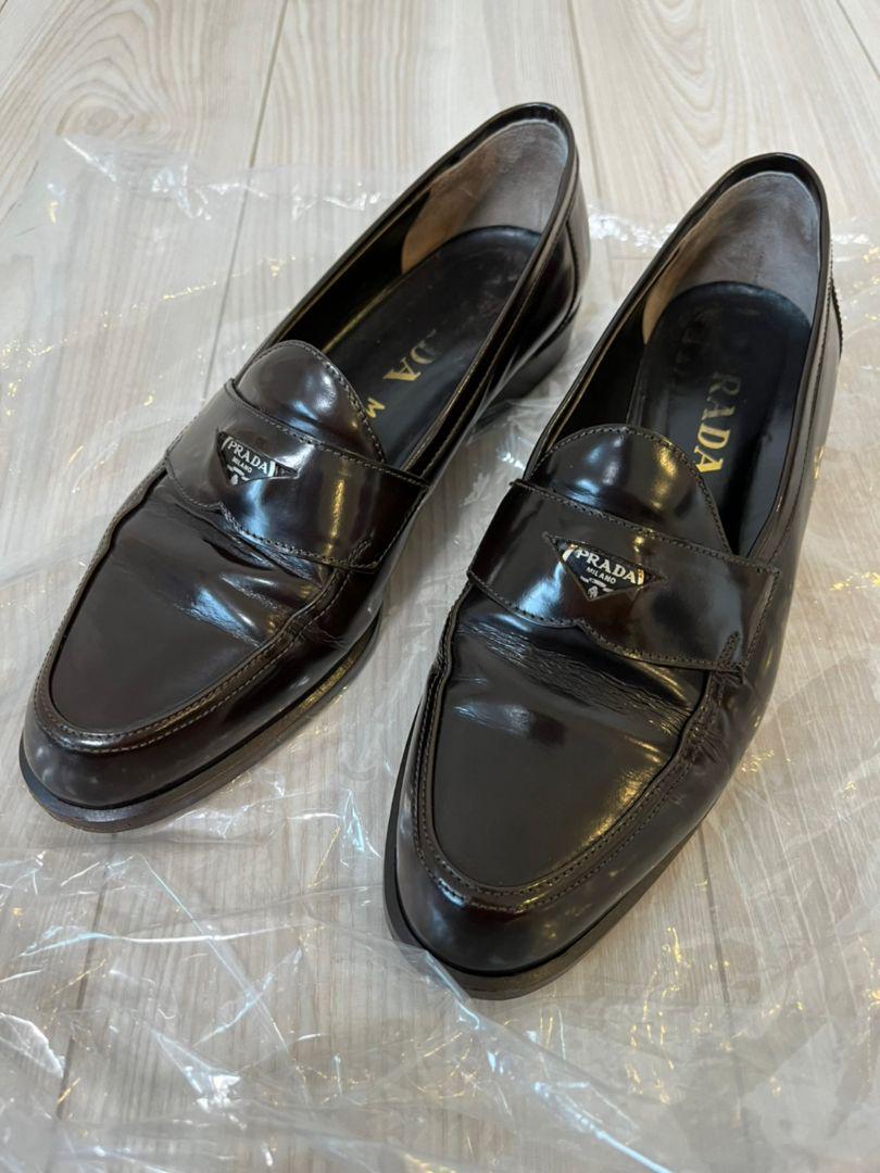 匿名配送 PRADA プラダ ロゴ プレート レザー 革靴 ローファー 最大77 売り出し卸値 プラダ PRADA 革靴 38 レザー ローファー シルバー ローファー/革靴