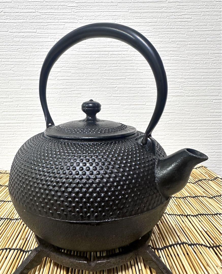未使用品、保管品　南部宝星堂及春鋳造所造　１８型アラレ　南部鉄瓶　南部鉄器　鉄瓶