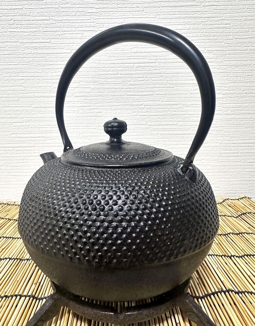 未使用品、保管品　南部宝星堂及春鋳造所造　１８型アラレ　南部鉄瓶　南部鉄器　鉄瓶