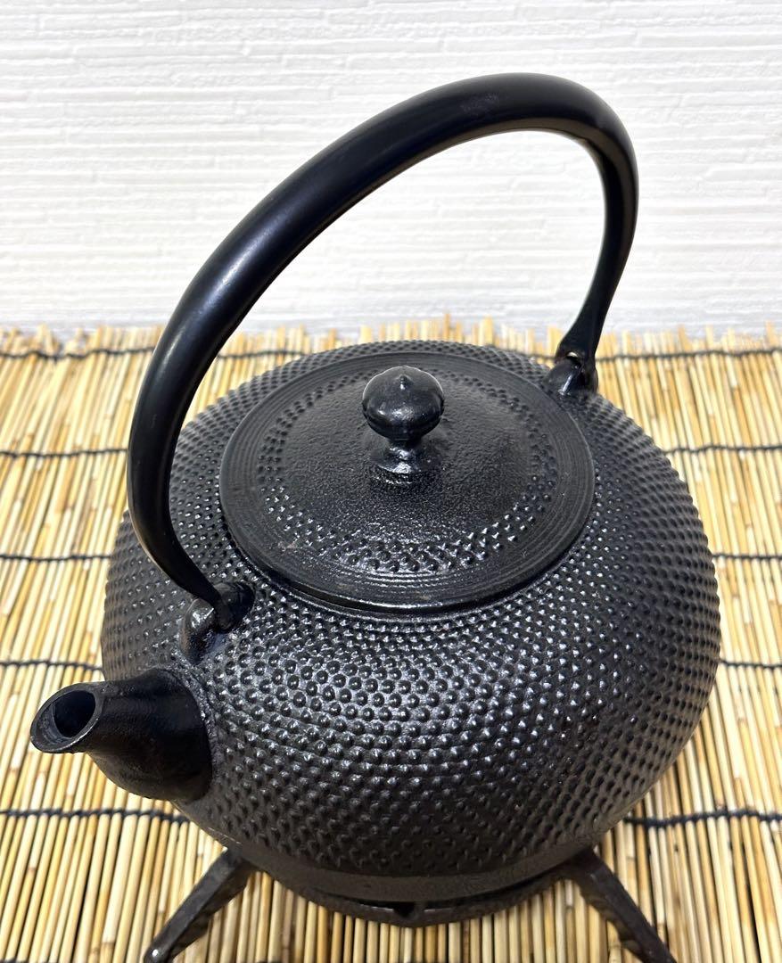 未使用品、保管品　南部宝星堂及春鋳造所造　１８型アラレ　南部鉄瓶　南部鉄器　鉄瓶