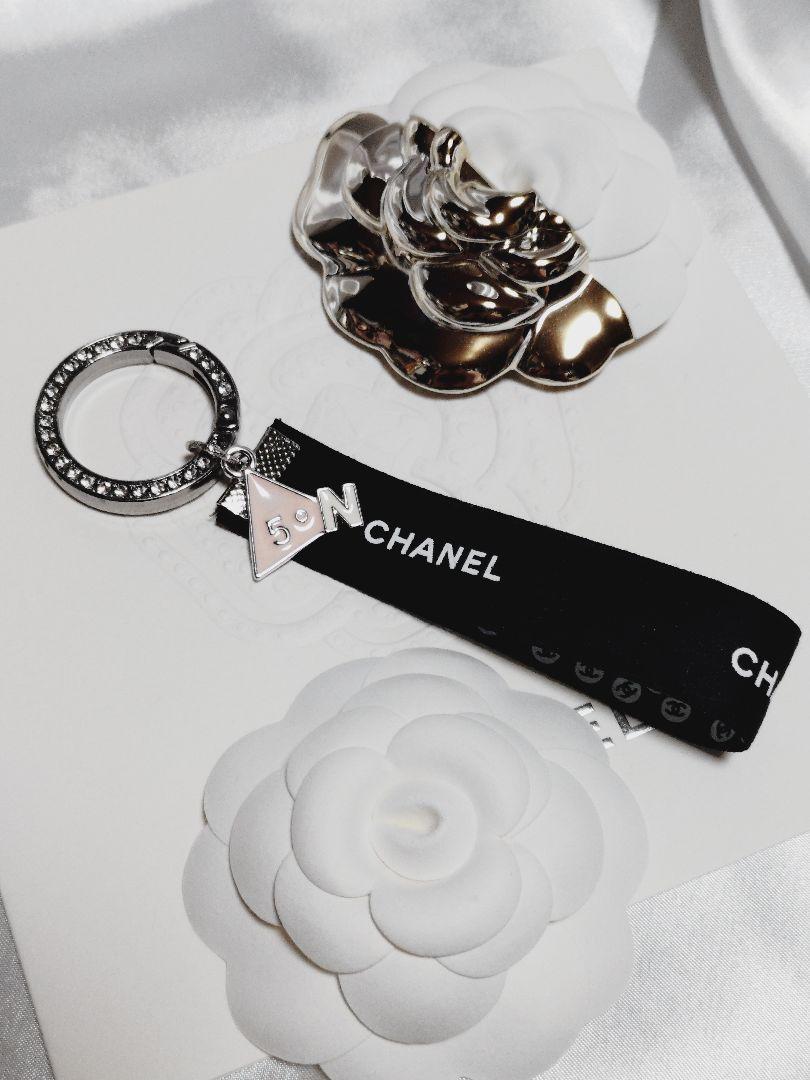 CHANEL ロゴ入りリボンキーホルダー シャネルのピンク色限定リボンチャーム付き回転カン♡型