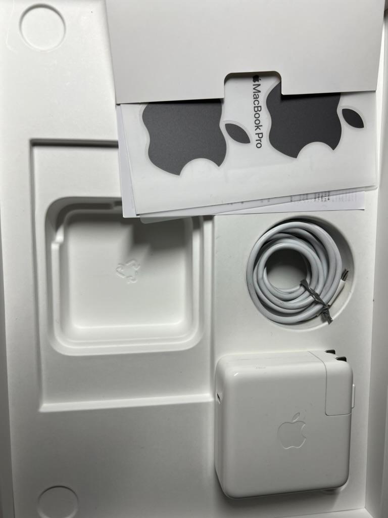 MacBook Pro 13インチ 32GB 1TB Core i7　A2251