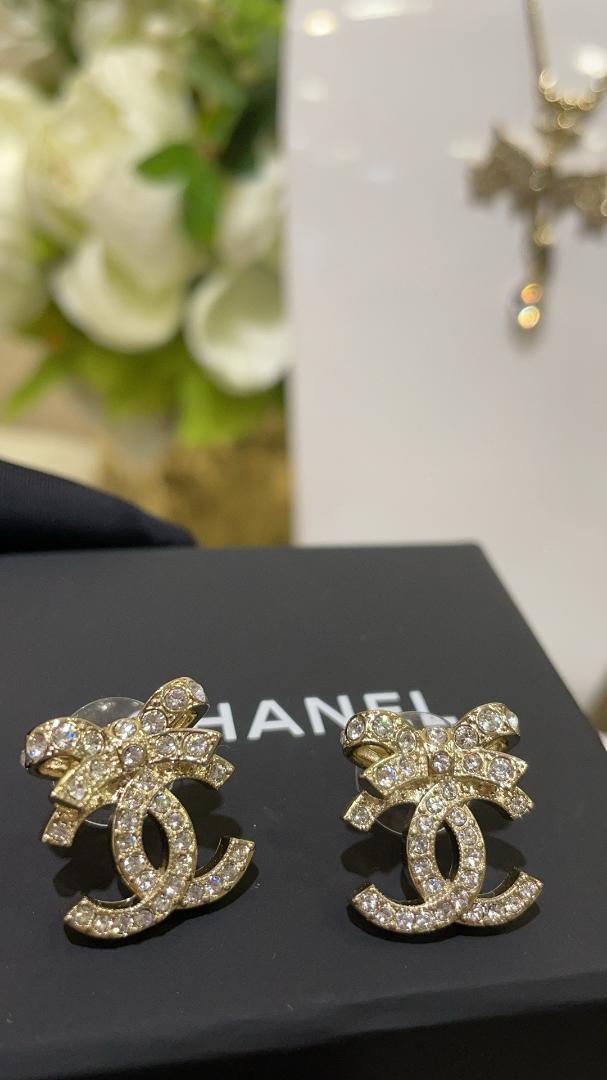 CHANEL クリスタルリボンロゴピアス~ - メルカリ