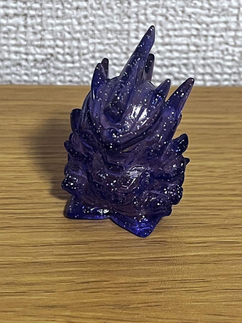 紫色の怪獣フィギュア