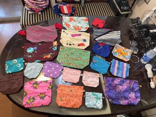 多色デザインの布製巾着袋 多色デザインの布製巾着袋