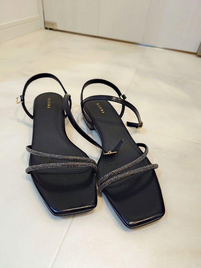 ほぼ新品　ビジュー付き黒ストラップサンダル　RANDA