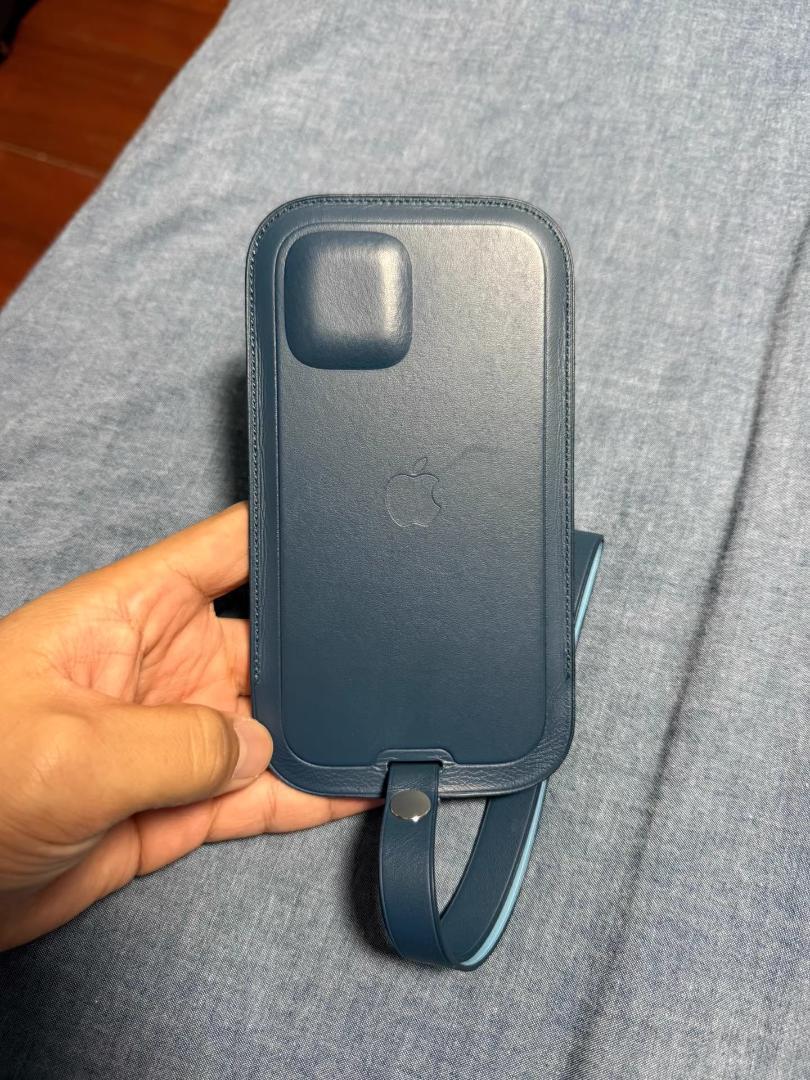 iPhone用ショルダーストラップ付きケース ダークブルー
