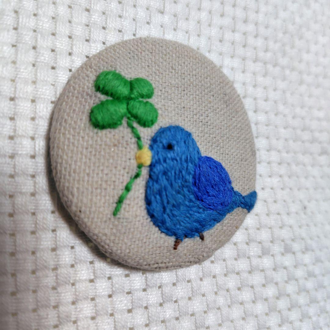 青い鳥 四つ葉のクローバー 刺繍 缶バッジ - メルカリ
