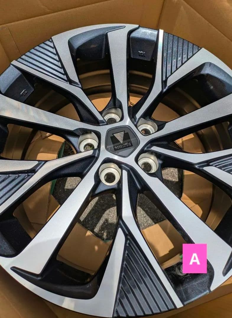 〈美品〉ヴォクシーモデリスタホイール 4本セット(キー付ホイールナットセット) 〈美品〉ヴォクシーモデリスタホイール 4本セット(キー付ホイールナットセット)