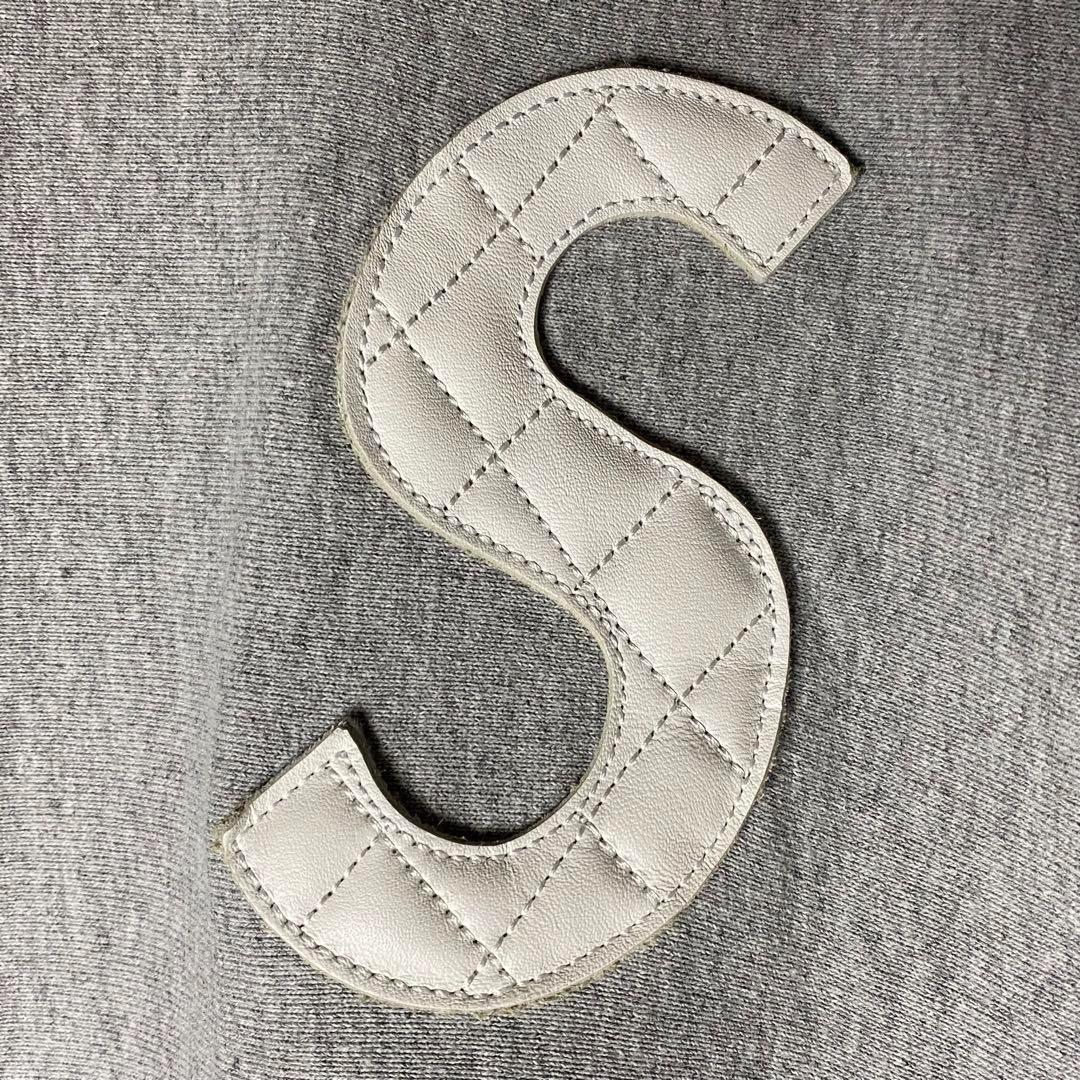 【※希少】シュプリーム★キルトレザー Sロゴ 肉厚スウェットパーカー L グレー 【※希少】シュプリーム★キルトレザー Sロゴ 肉厚スウェットパーカー L グレー