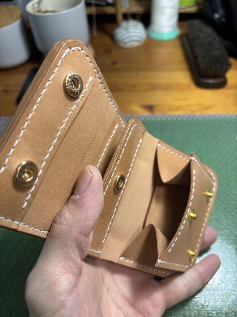 二つ折り革財布：シンプルなハンドメイド レザーウォレット