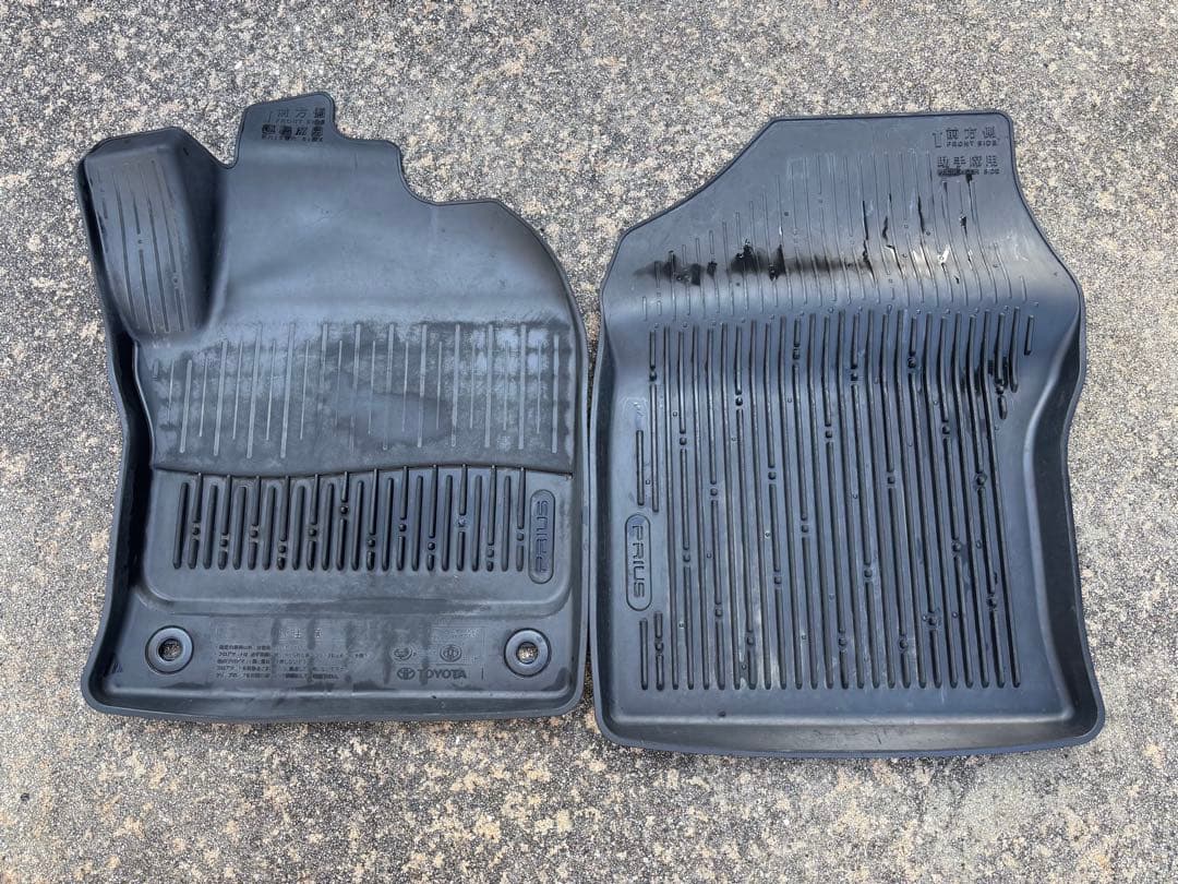50プリウス専用ゴムフロアマット中古品　運転席側　助手席側セット