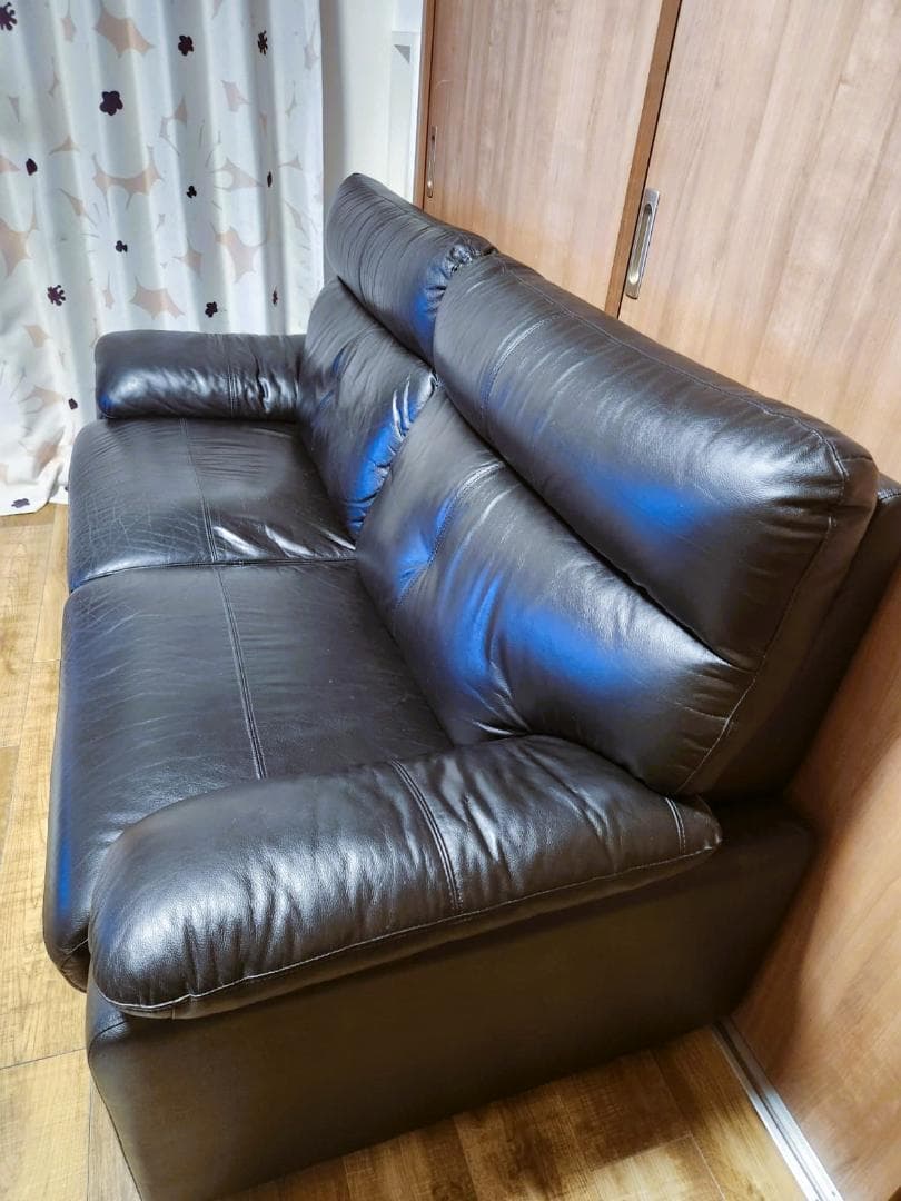 黒い合成皮革の2人掛けソファ