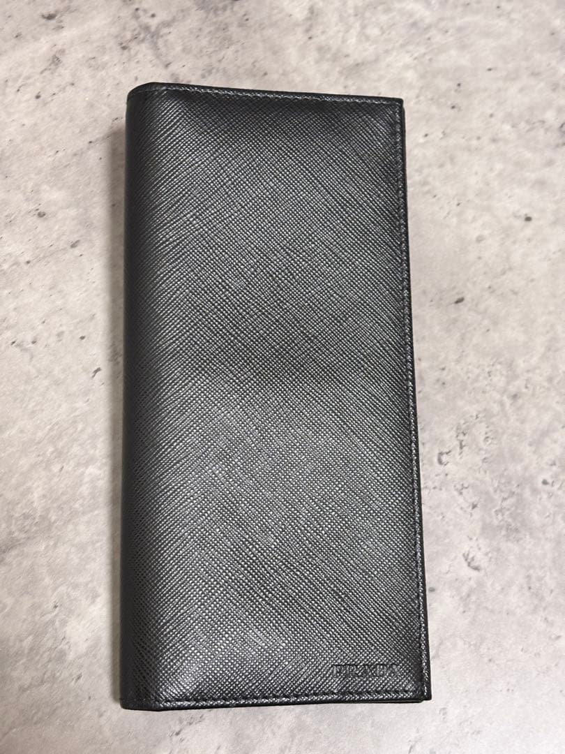 PRADA ブラックレザー長財布