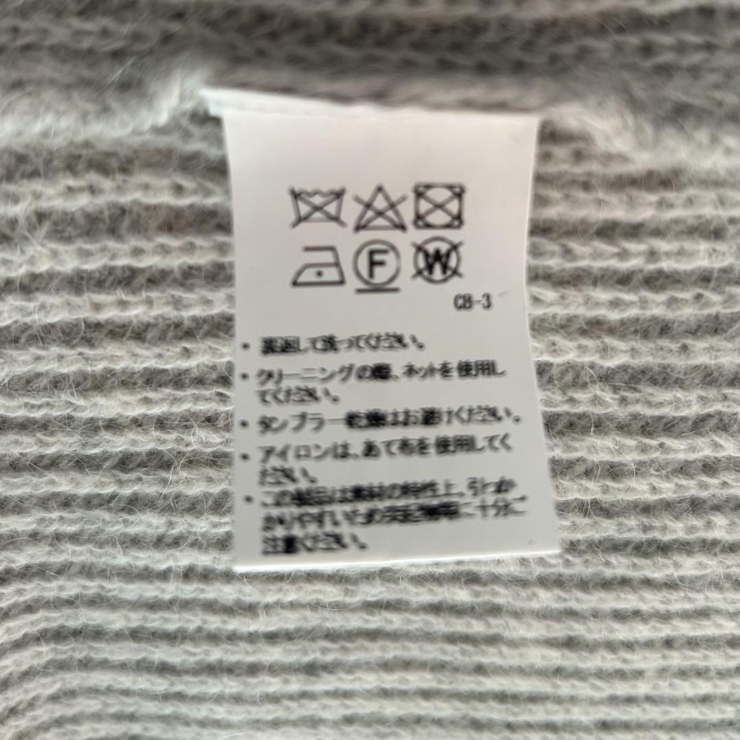 グレー