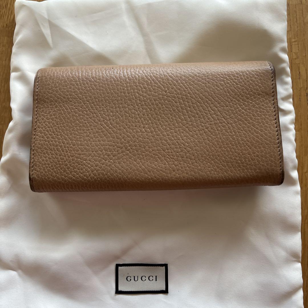 GUCCI ベージュ 二つ折り財布 - メルカリ