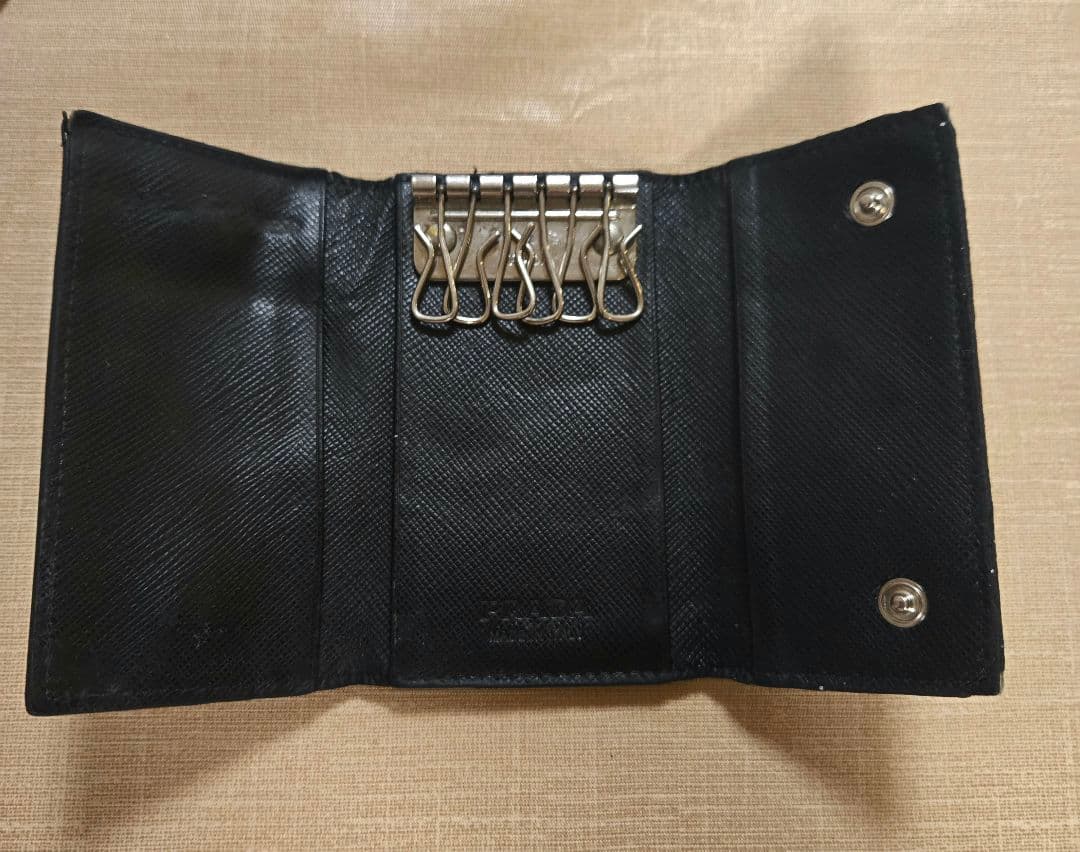 激レア PRADA プラダ キーケース クジラ柄 サファイアーノ 黒 激レア PRADA プラダ キーケース クジラ柄 サファイアーノ 黒