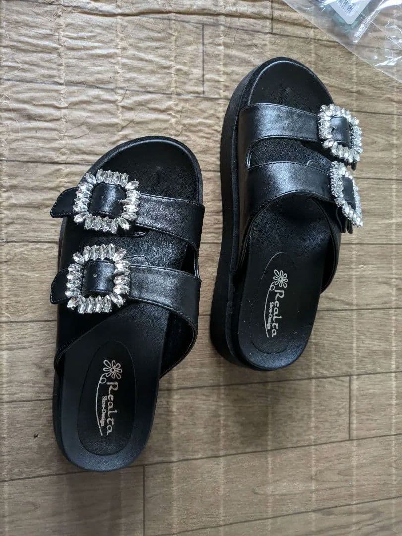 Realta ビジュー付き厚底サンダル 黒