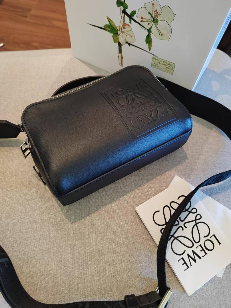 LOEWE ロエベ メッセンジャーバッグ - メルカリ