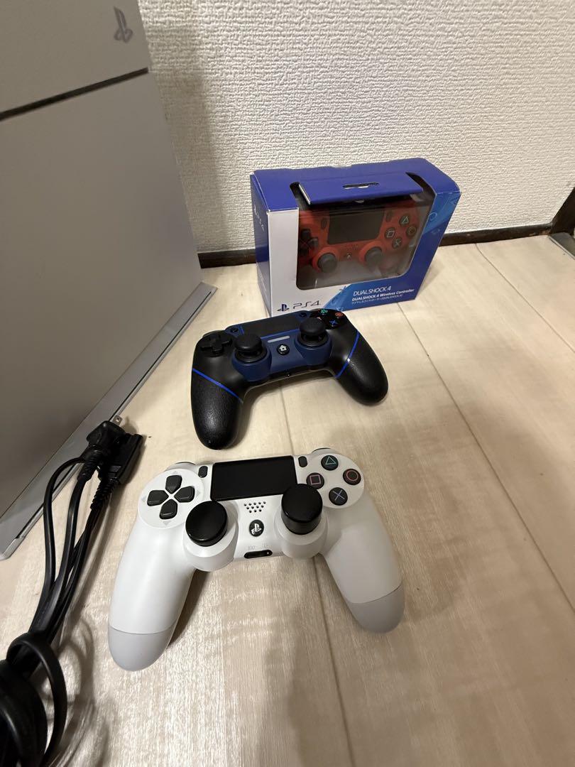 PlayStation 4 本体とコントローラー
