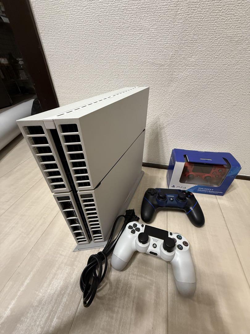 PlayStation 4 本体とコントローラー