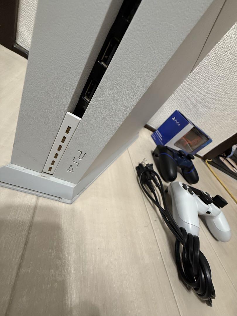 PlayStation 4 本体とコントローラー